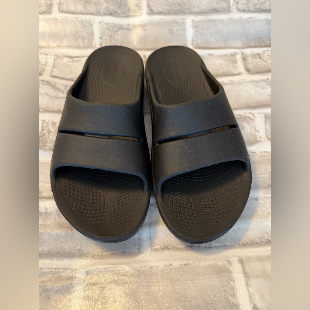 OOFOS OOAHH SLIDE SANDAL - BLACK 
Women’s 9 Men’s 7 EU 40
